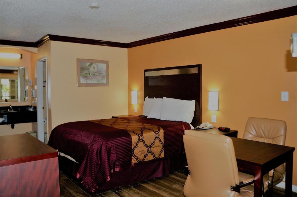 Queen Room - Smoking interior